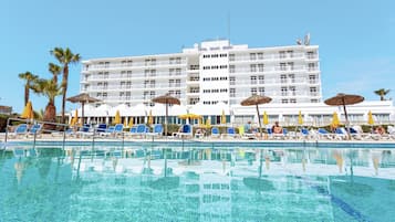 Piscine extérieure (ouverte en saison), parasols de plage