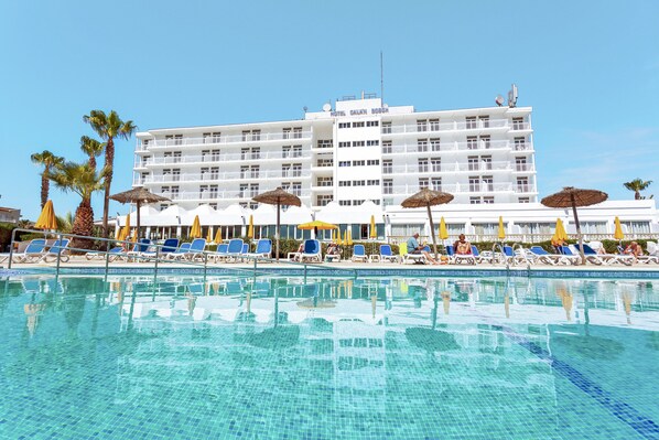 Seasonal outdoor pool, pool umbrellas, sun loungers