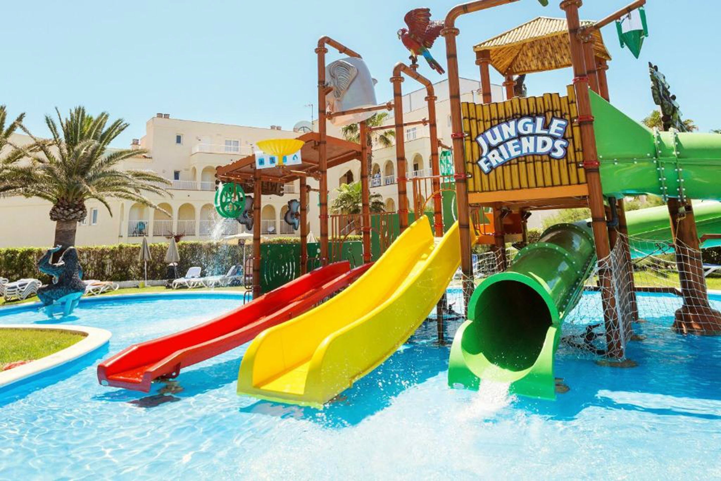 Un parc aquatique avec des toboggans et une structure de jeux sur le thème de la jungle.