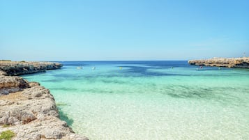 Sulla spiaggia, sabbia bianca