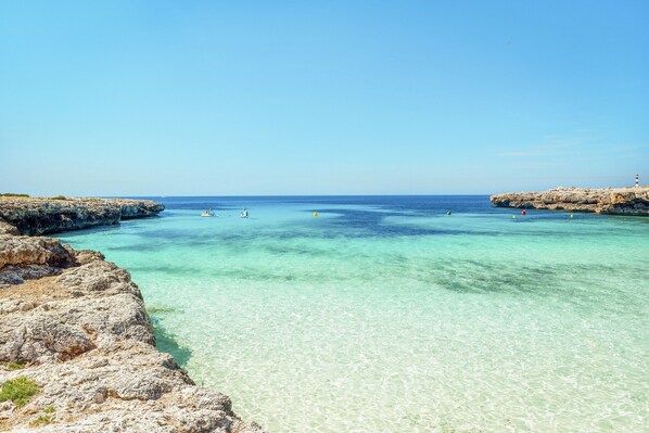 En la playa, arena blanca