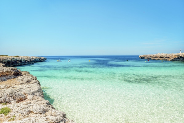 Sulla spiaggia, sabbia bianca