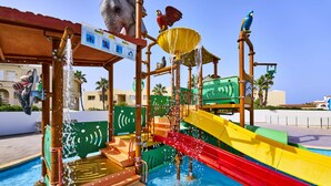A water park with slides and a pool. - Hotel Globales Cala´n Bosch (Ciutadella de Menorca)