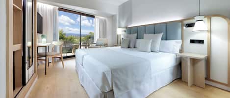 Une chambre d’hôtel moderne dotée d’un grand lit, d’un bureau, d’une chaise et d’un balcon avec vue.