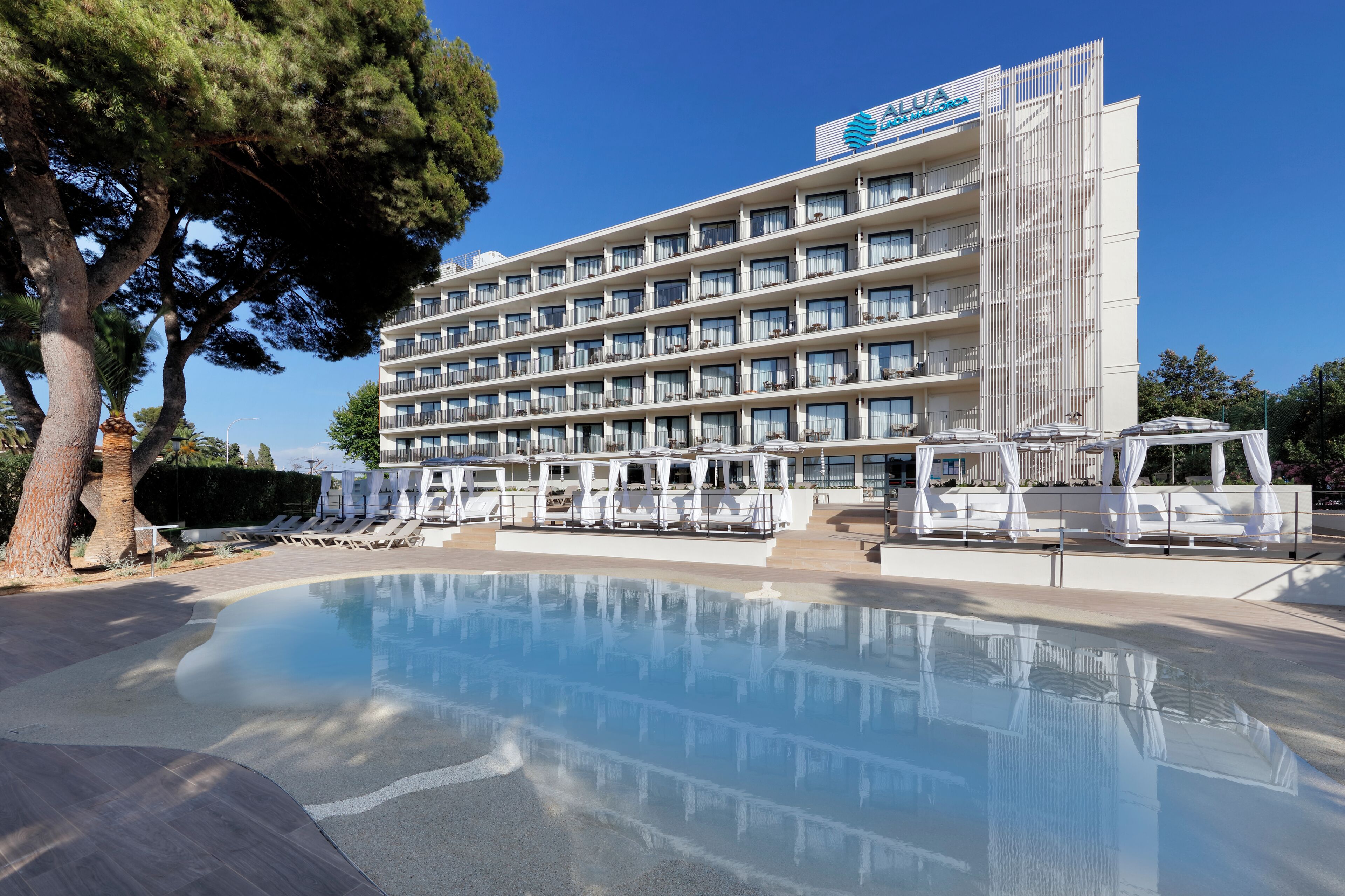 2 piscinas externas, guarda-sóis, espreguiçadeiras