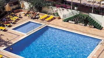 Udendørs pool, parasoller, liggestole