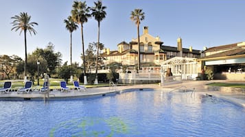 Una piscina techada, una piscina al aire libre