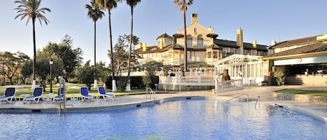 Una piscina cubierta, una piscina al aire libre