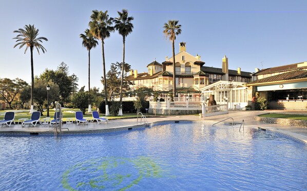 Una piscina cubierta, una piscina al aire libre