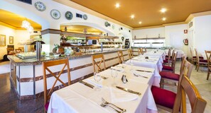 2 restaurants, breakfast served