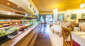 2 restaurants, breakfast served