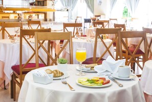 2 restoran; sarapan, makan tengah hari dan makan malam dihidangkan