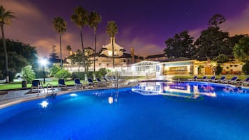 Una piscina cubierta, una piscina al aire libre