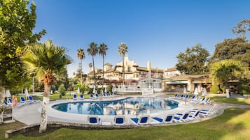 Inomhuspool och utomhuspool