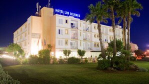 A multi-story hotel with balconies and a well-lit facade. - Hotel Globales Los Delfines (Ciutadella de Menorca)