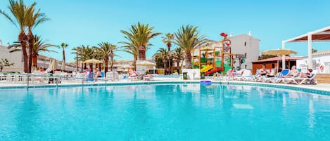 2 outdoor pools, pool loungers