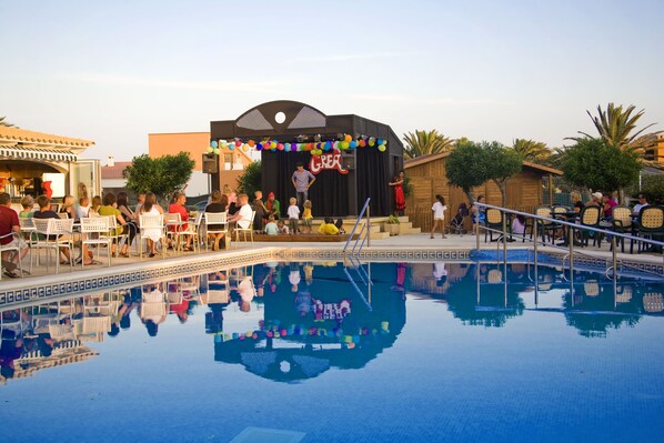 2 個室外泳池；躺椅