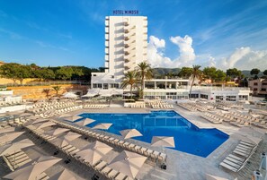 Una piscina al aire libre (de 10:00 a 18:00), sombrillas, tumbonas