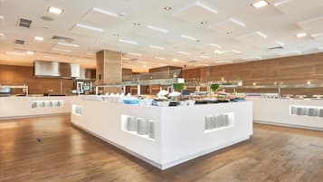 Frukost, lunch och middag serveras