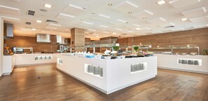 Serveert ontbijt, lunch en diner