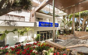 A hotel entrance with a sign reading "GLOBALES ROSA". - Globales Mimosa (Calvia)