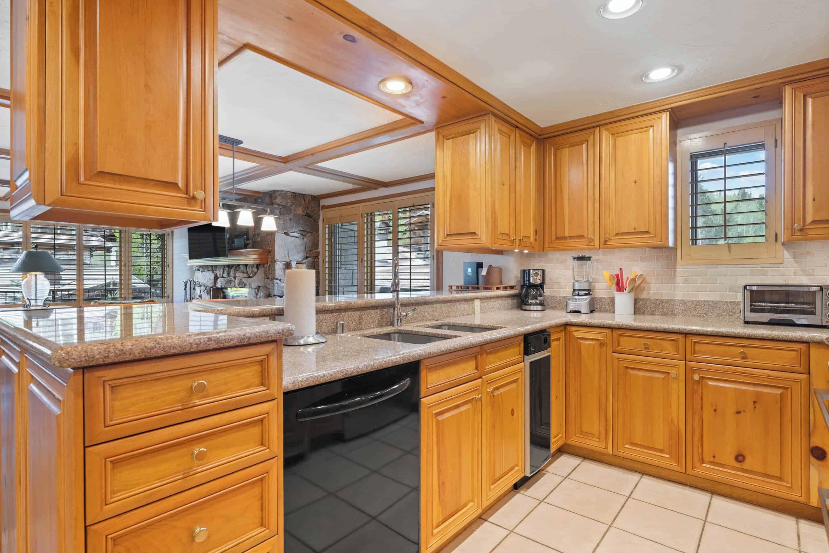 condo, 1 bedroom (platinum) | private kitchen | microwave