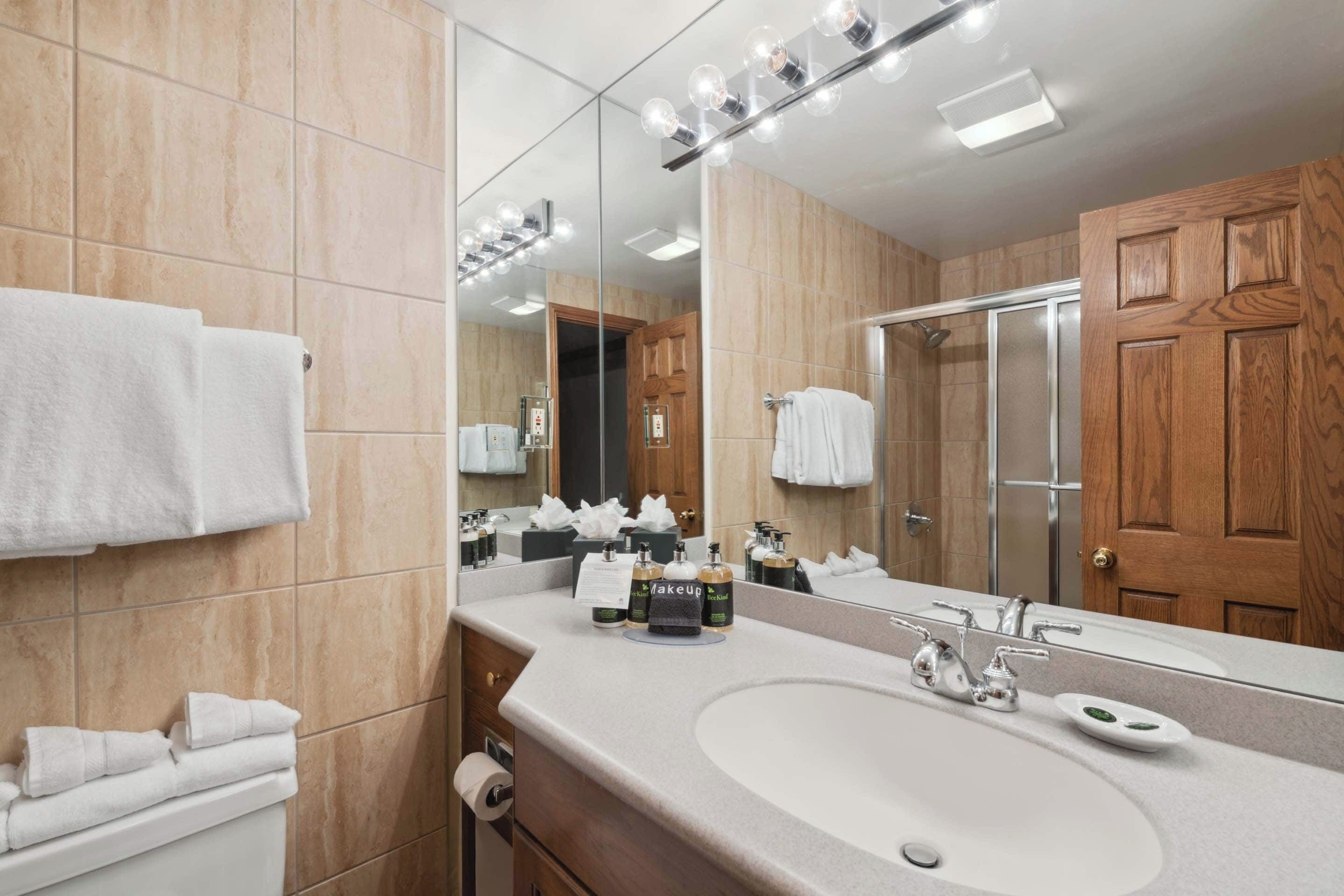 standard single room (lodge) | bathroom | combined shower/bathtub, designer toiletries, hair dryer, bathrobes