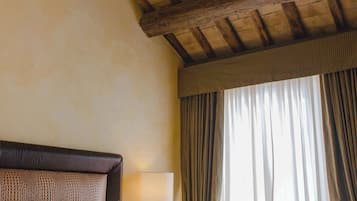 1 bedroom, premium bedding, minibar, in-room safe