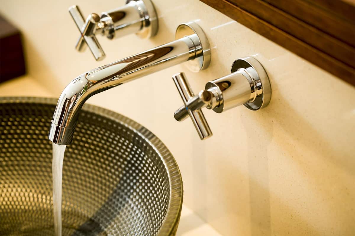 Articles de toilette de luxe, sĂšche-cheveux, chaussons