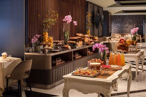 Petit déjeuner complet (41 EUR par personne)