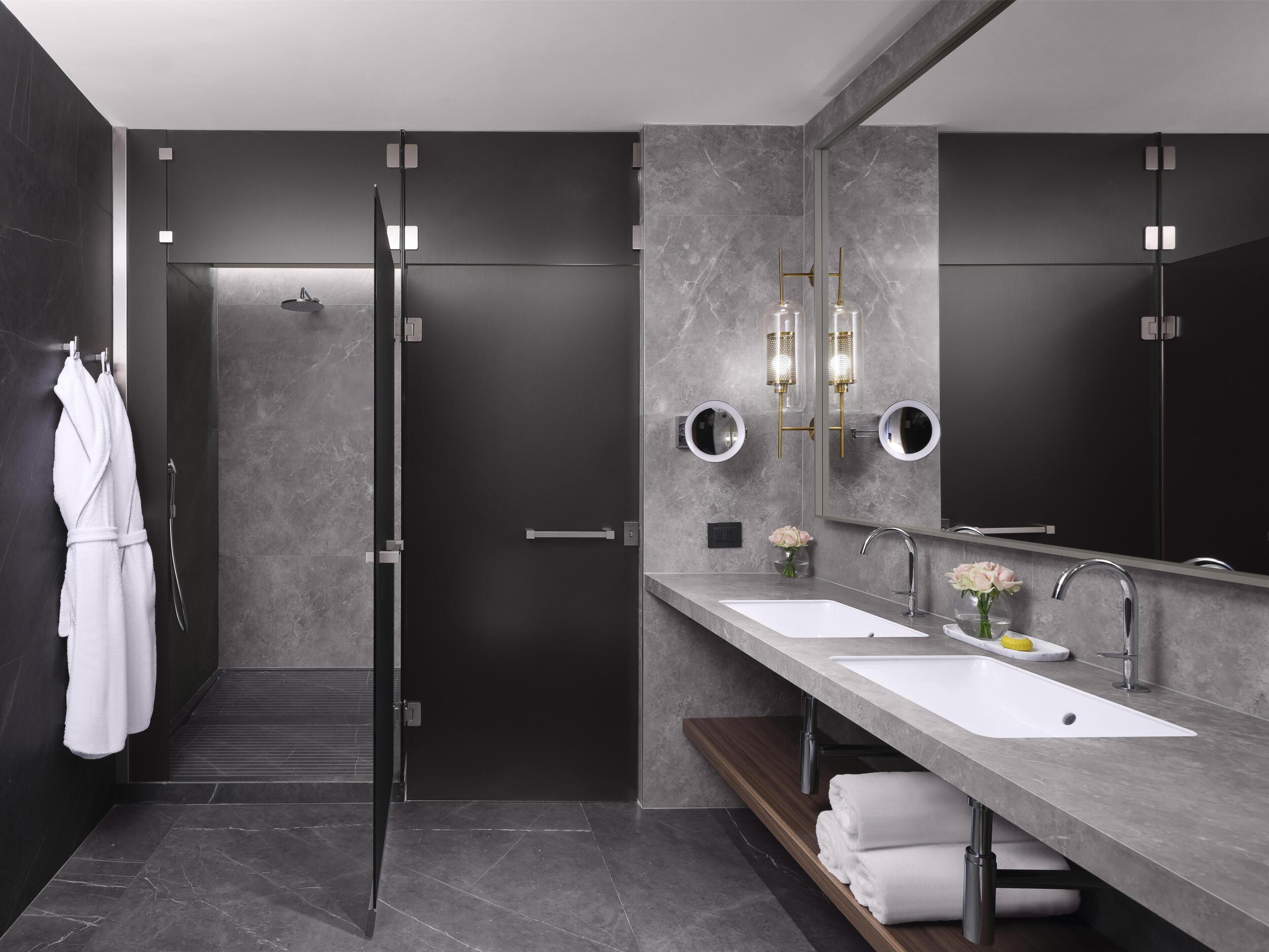 Suite (Two Bedrooms Anantara Piazza View) | Bathroom