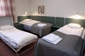 Habitación triple | Escritorio, cortinas blackout y tabla de planchar con plancha 