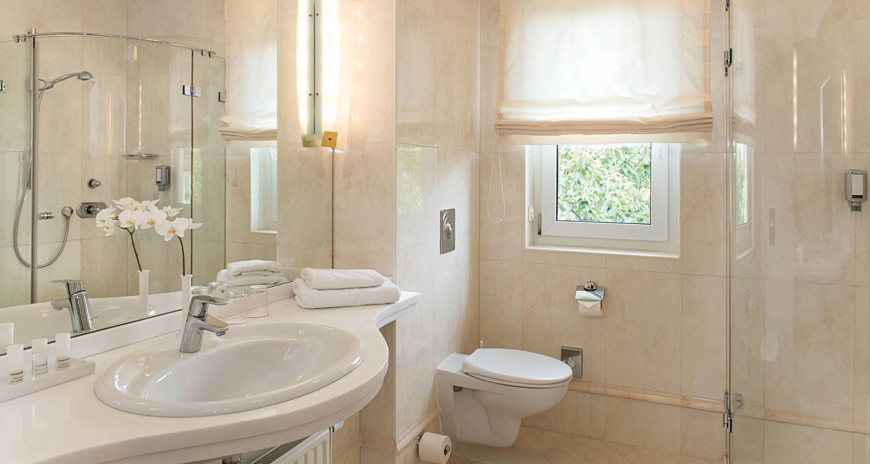 junior suite, 1 double bed (junior-suite mit dachterasse) | bathroom | shower, hair dryer, towels