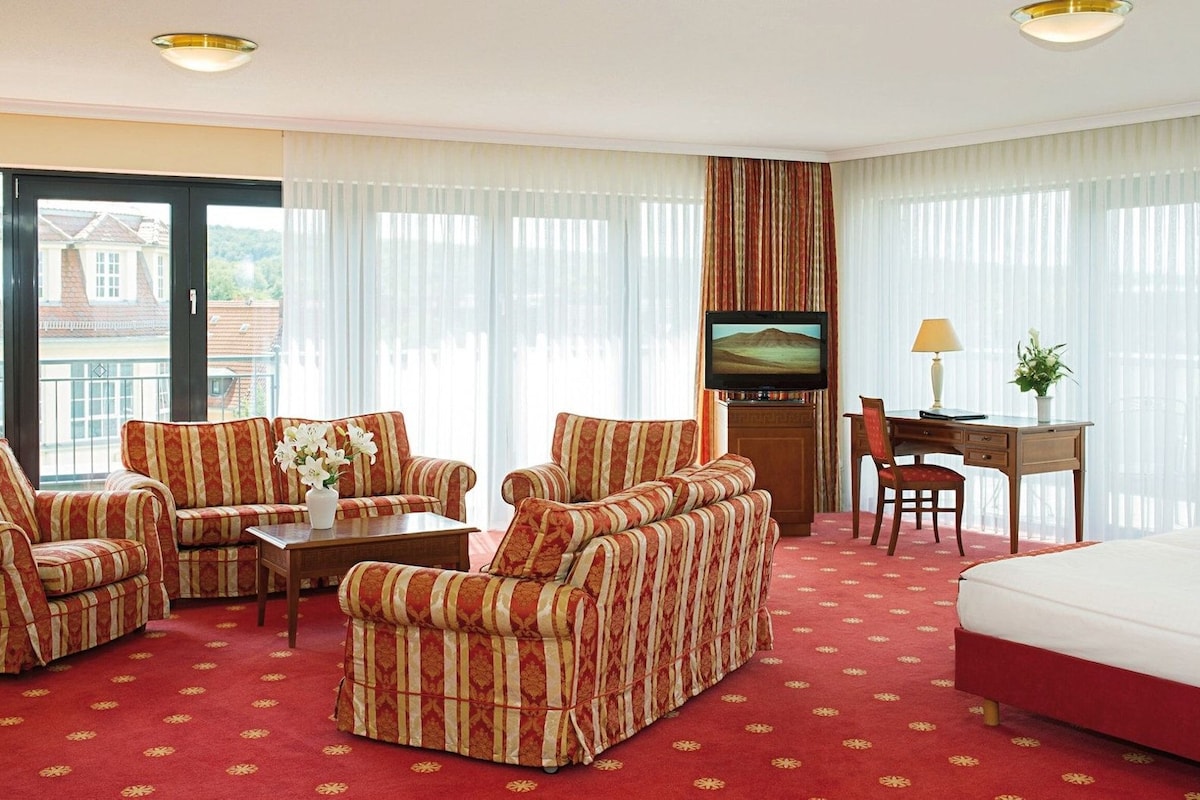 Hypo-allergenic bedding, minibar, in-room safe, desk