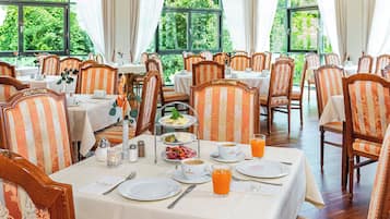 Daily continental breakfast (EUR 22 per person)
