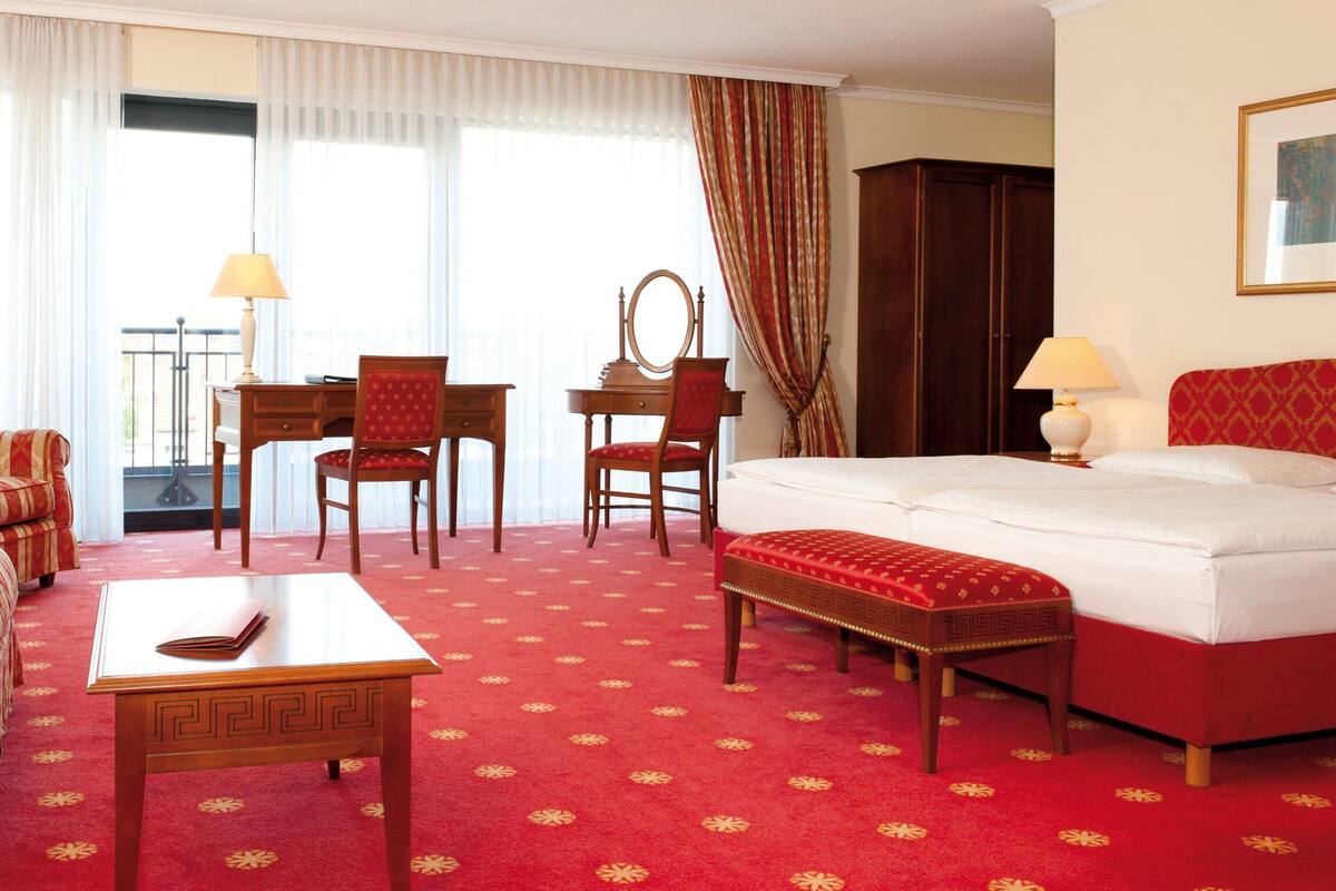 Junior Suite, 1 Double Bed (Junior-Suite mit Dachterasse) | Hypo-allergenic bedding, minibar, in-room safe, desk