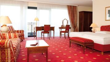 Junior Suite, 1 Double Bed (Junior-Suite mit Dachterasse) | Hypo-allergenic bedding, minibar, in-room safe, desk