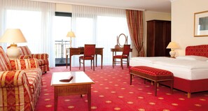 Suite – junior, 1 dobbeltseng (Junior-Suite mit Dachterasse) | Allergitestet sengetøy, minibar, safe på rommet og skrivebord