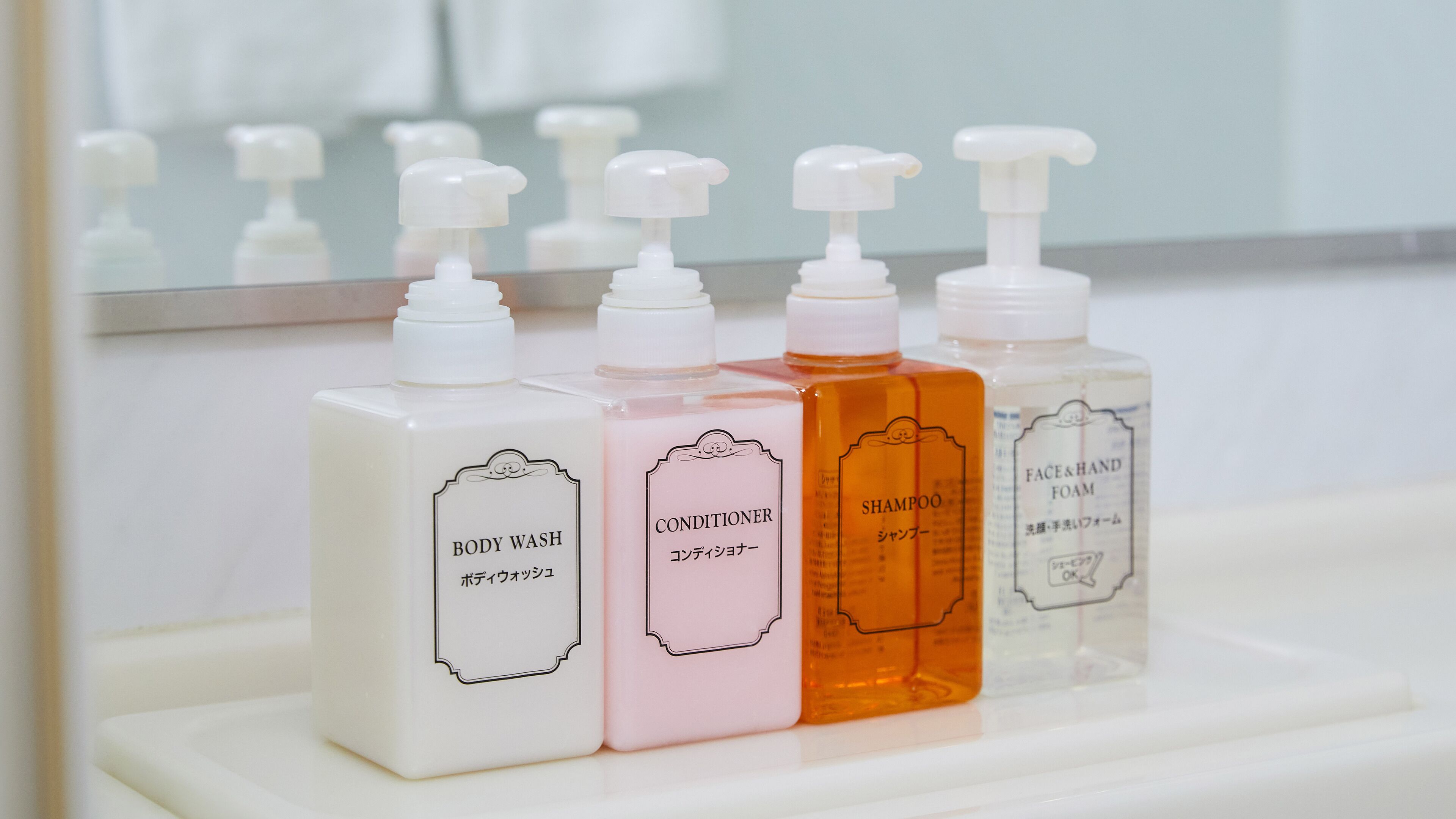 combined shower/bathtub, hair dryer, slippers, bidet