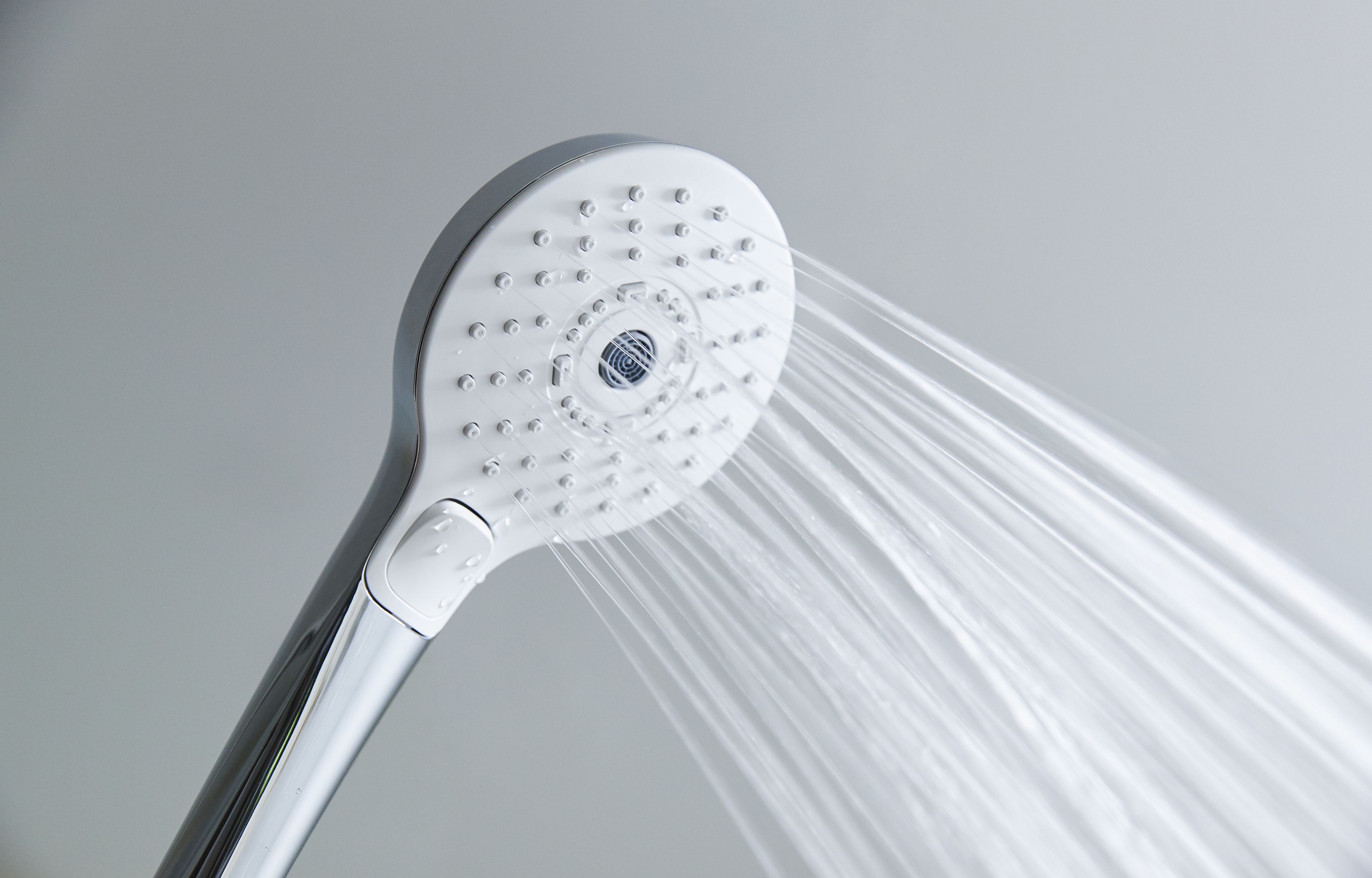 combined shower/bathtub, hair dryer, slippers, bidet