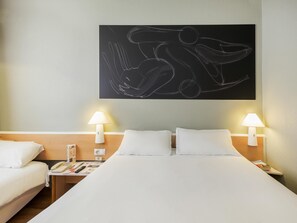 Escritorio, sistema de insonorización y tabla de planchar con plancha 