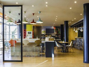 Daily buffet breakfast for a fee - ibis Granada (Armilla)