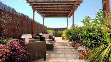 Una piscina al aire libre, tumbonas
