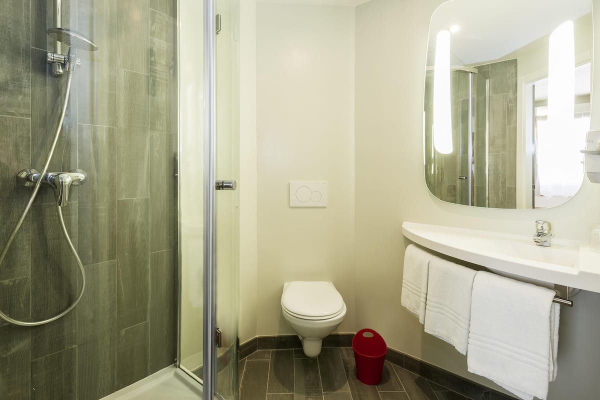 Een bureau, geluiddichte muren, een strijkplank/strijkijzer, gratis wifi