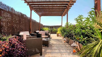 Una piscina al aire libre, sillones reclinables de piscina