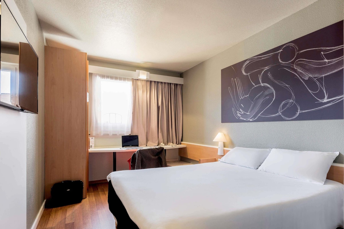 Standard Room, 1 Double Bed | Desk, soundproofing, iron/ironing board, free WiFi