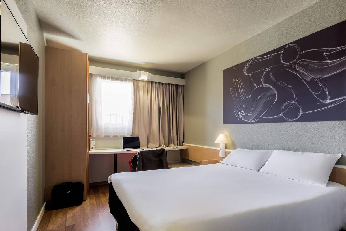 Standard Room, 1 Double Bed | Desk, soundproofing, iron/ironing board (on request), WiFi (free)