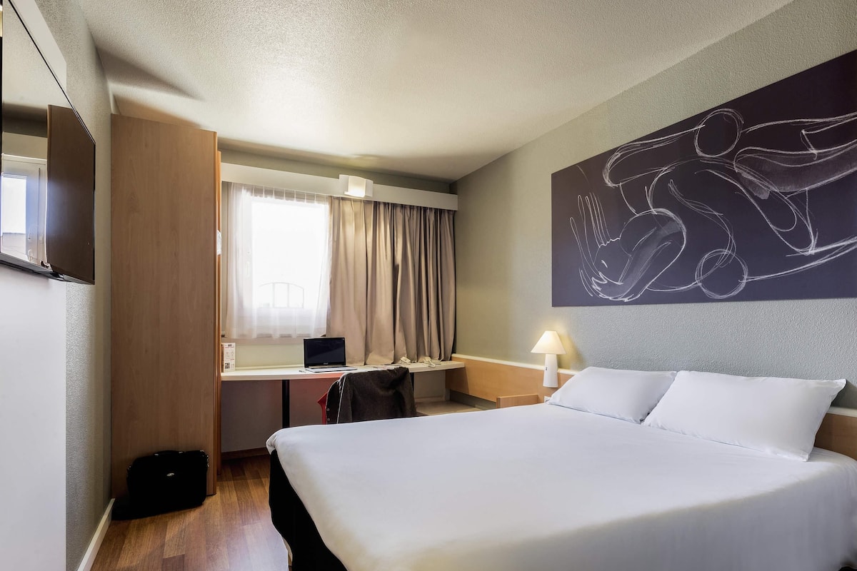 Desk, soundproofing, iron/ironing board, free WiFi