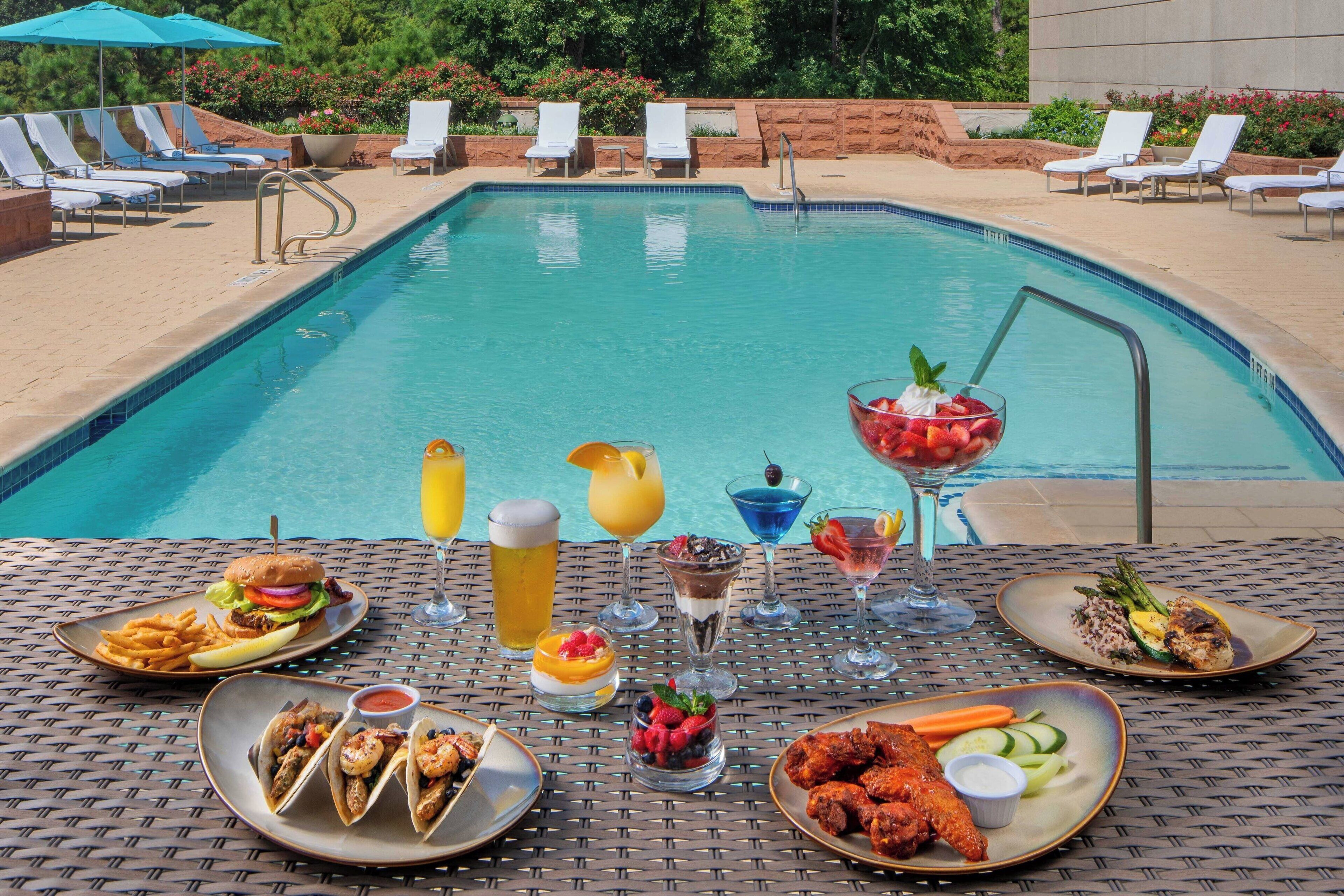 Hồ bơi ngoài trời, mở cửa từ 6:00 đến 23:00, lều (phụ phí) 