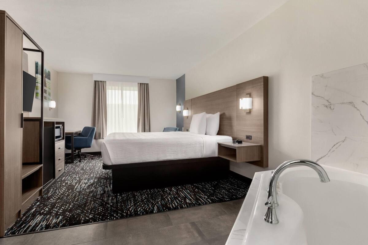 Suite, 1 King Bed, Non Smoking, Jetted Tub | Jetted bathtub